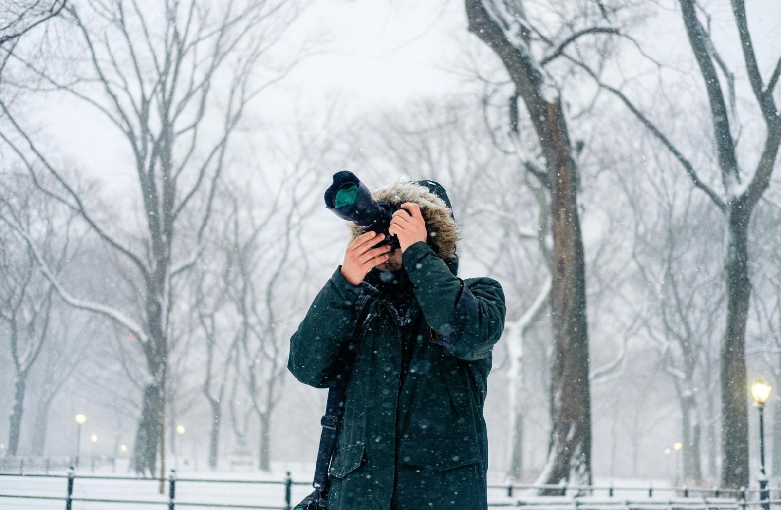 Ambiente moderno di apprendimento con attrezzature fotografiche professionali